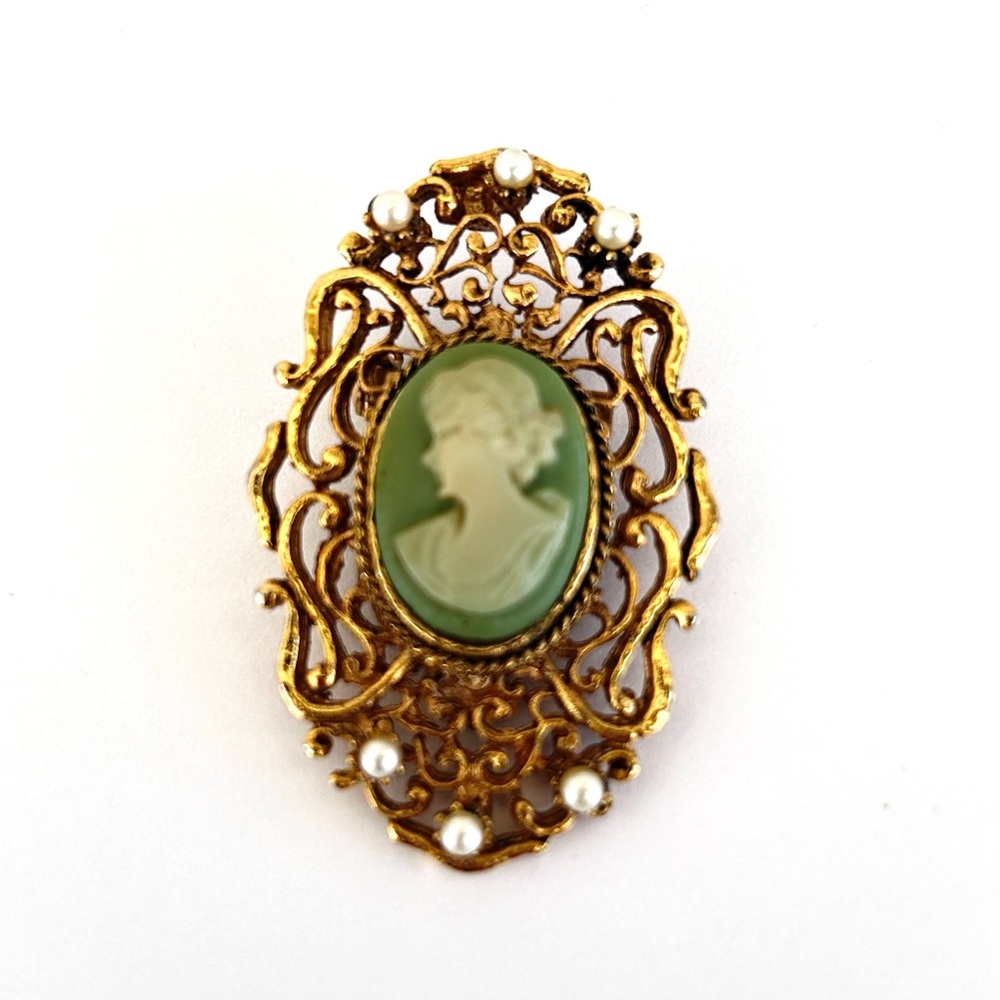 Vtg Resin Cameo Pin Brooch Gold Tone Filigree Open Work Faux Pearl Accents 1.5”L